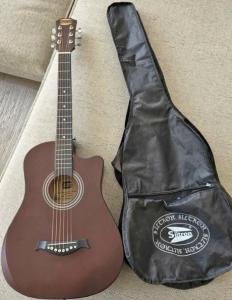 Acoustic Guitar with Carry Bag – AED 180