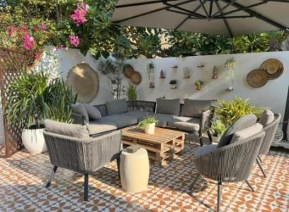 Outdoor seating set