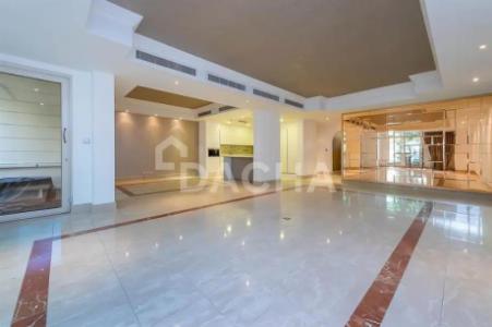 3 Story + Roof Terrace / Upgraded Villa / Garden