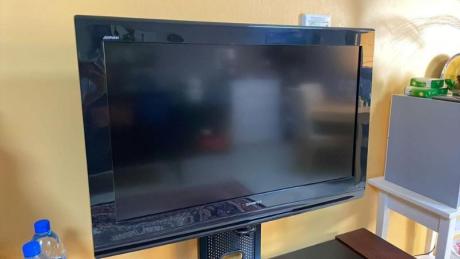 Normal HDMI GHANZs TV 32inch with TV stand, only 500Aed. Final. Perfect condition