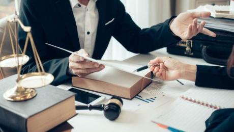 Why Corporate Law Firms in Dubai Are Essential for Startups