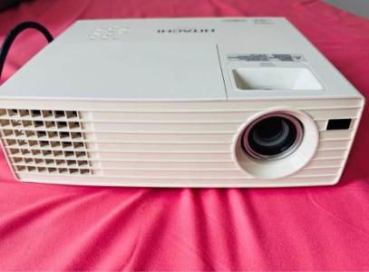HITACHI PROJECTOR 1080p HDMI