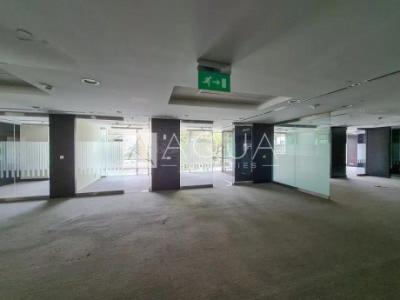 Spacious Fitted Full Floor | With Partitions