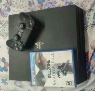 Ps4 pro 1tb 2 controllar 1 game good condition excllant working